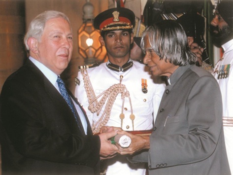 Dr. Yusuf K. Hamied receives the Padma Bhushan from President A. P. J. Abdul Kalam, 2005